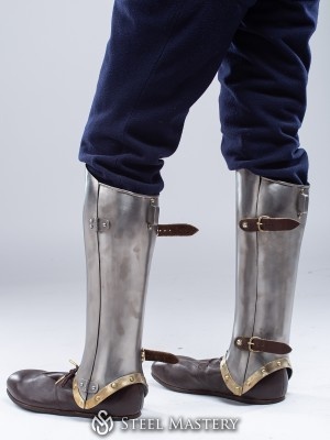 Titanium greaves with brass decoration Armadura acolchada preparada