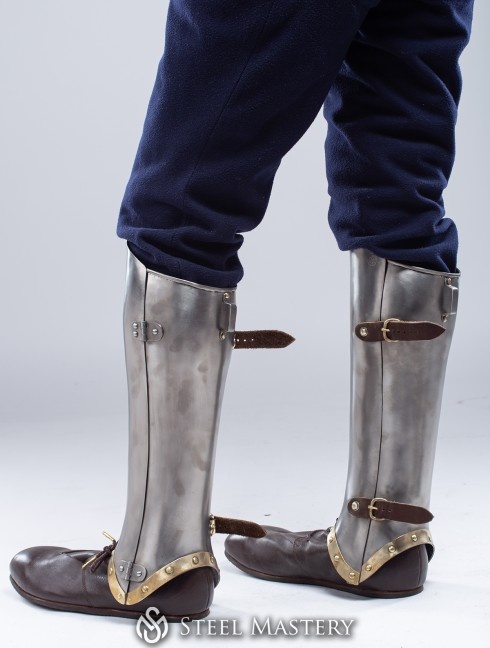 Titanium greaves with brass decoration Armature imbottite pronte