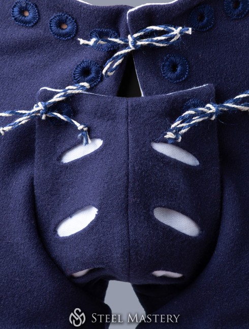 Tight chausses with slashed on knees Cappelli e pantaloni