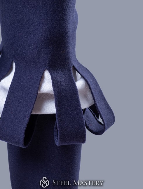 Tight chausses with slashed on knees Beinlinge und Hosen