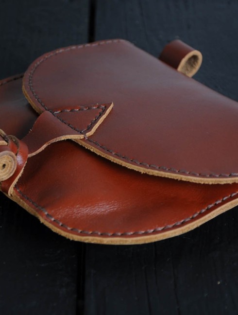 Leather bag with valve Bolsos