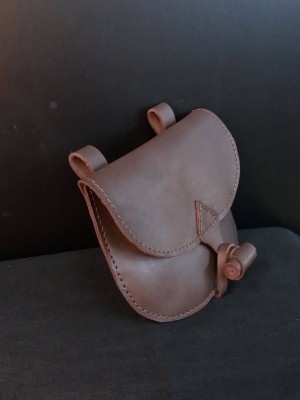 Leather bag with valve Sacs