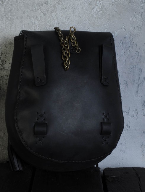 Leather bag with metal nail clasp Bolsos