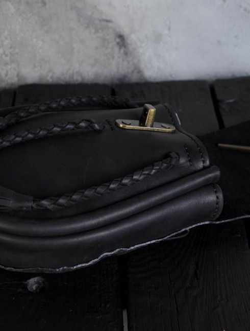 Leather bag with metal nail clasp Borse