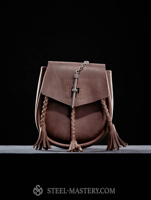 Leather bag with metal nail clasp Beutel