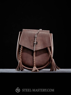 Leather bag with metal nail clasp Bolsos