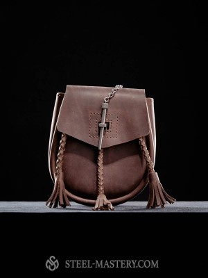 Leather bag with metal nail clasp Sacs