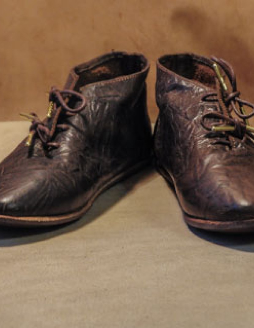 Poulaine (women) with lacing, 14th century photo made by Steel-mastery.com