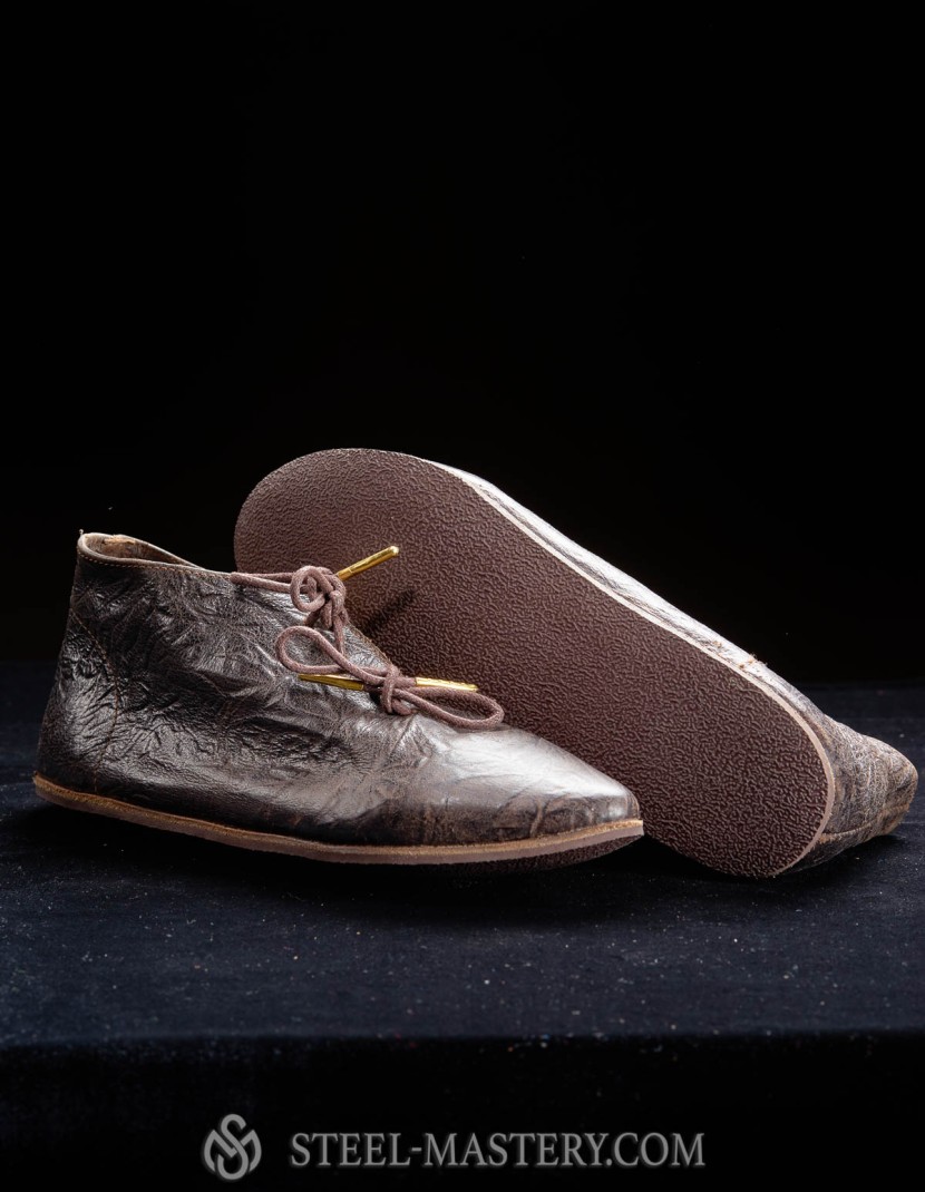 Poulaine (women) with lacing, 14th century photo made by Steel-mastery.com
