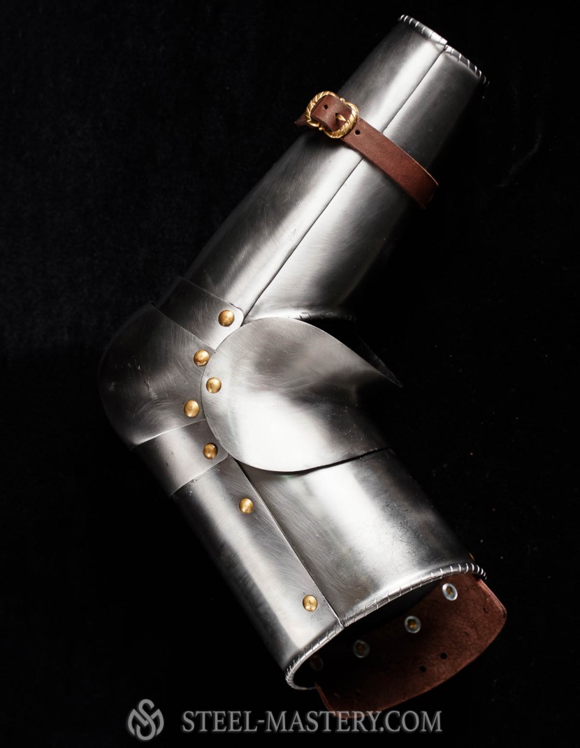 Knightly arms plate, part of full plate armor (garniture) of George Clifford, end of the XVI century photo made by Steel-mastery.com