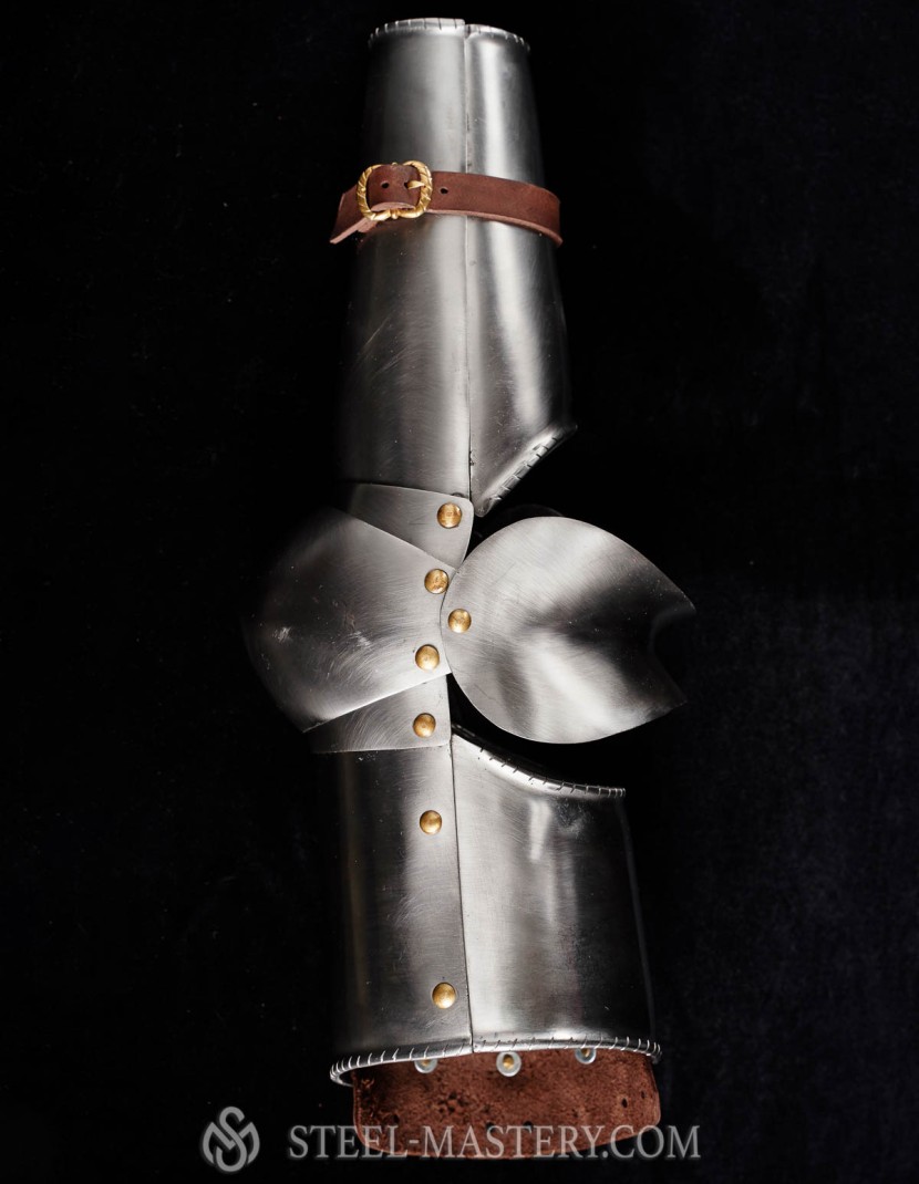 Knightly arms plate, part of full plate armor (garniture) of George Clifford, end of the XVI century photo made by Steel-mastery.com