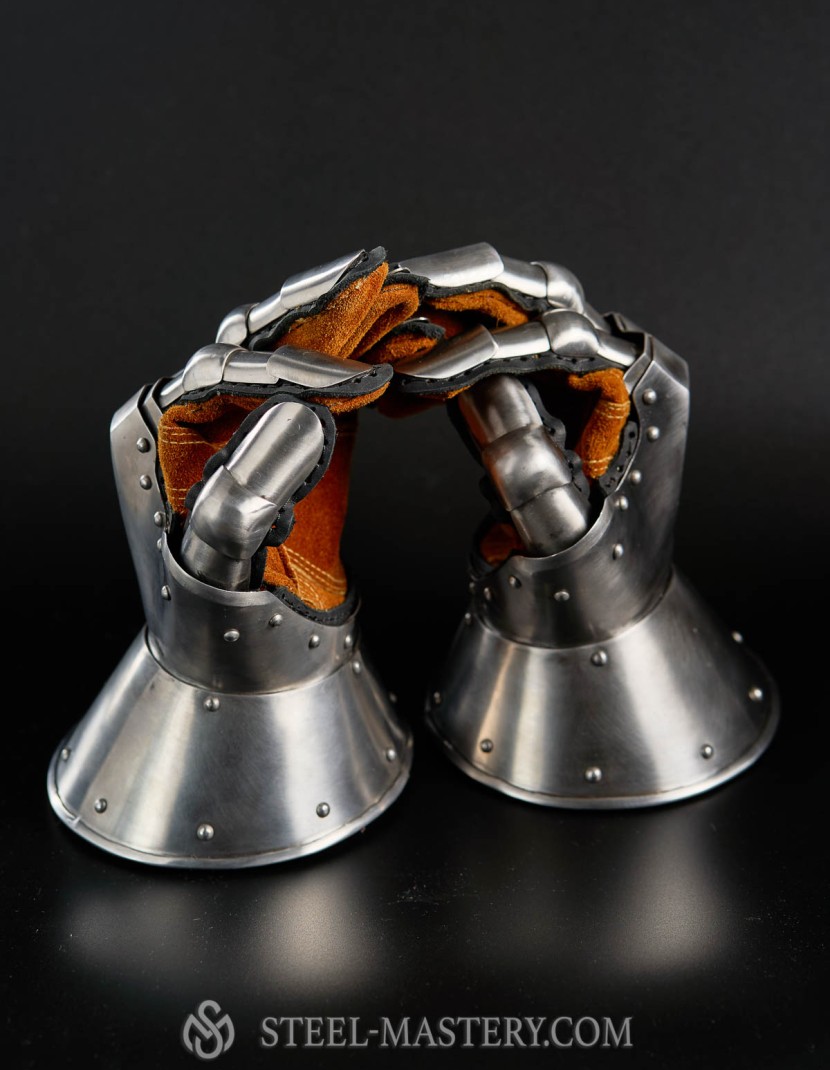Gauntlets, end of the XIV century photo made by Steel-mastery.com