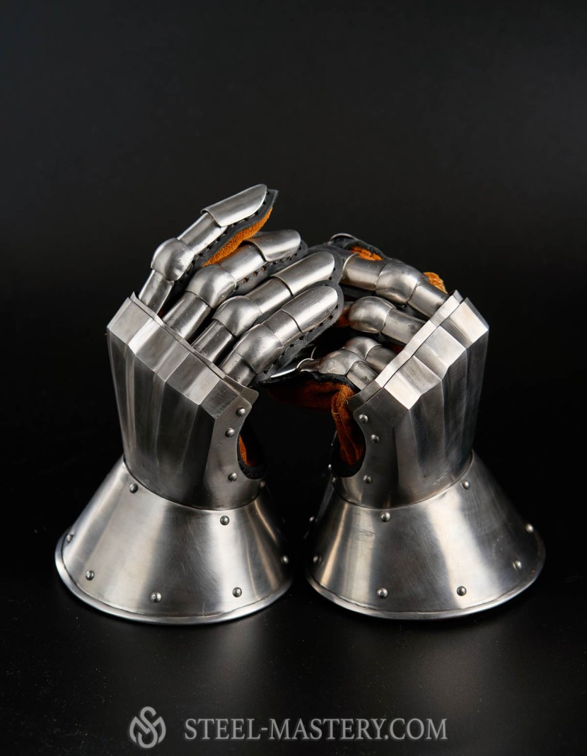Gauntlets, end of the XIV century photo made by Steel-mastery.com