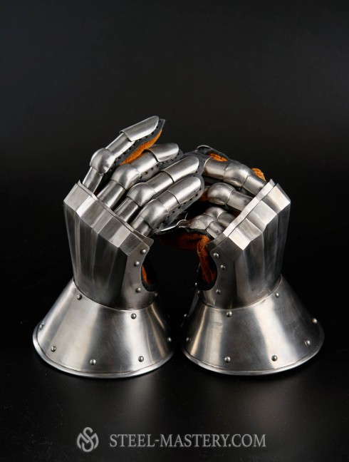 Gauntlets, end of the XIV century
