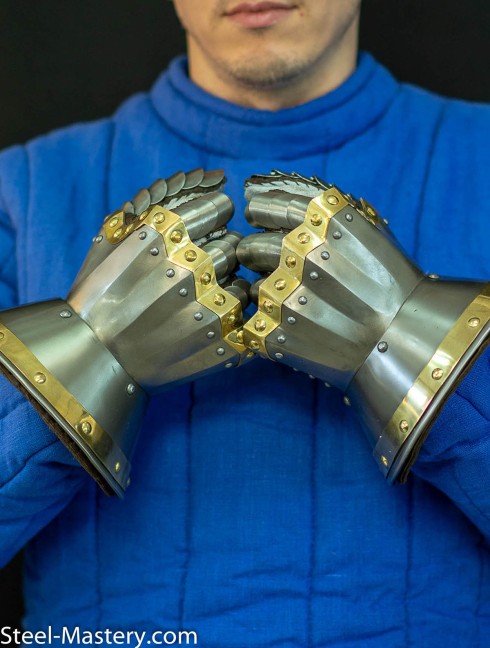Gauntlets, end of the XIV century