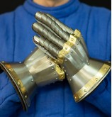 Padded mittens for medieval fencing