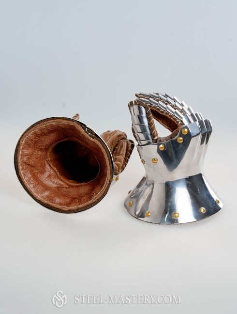 Knight s gloves of the 14th - 15th century
