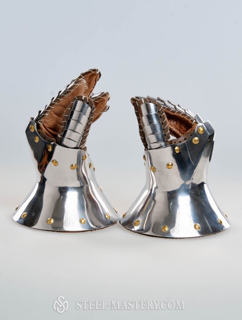 Knight s gloves of the 14th - 15th century