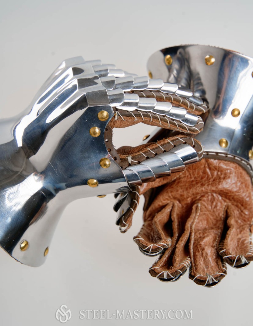 Knight s gloves of the 14th - 15th century photo made by Steel-mastery.com