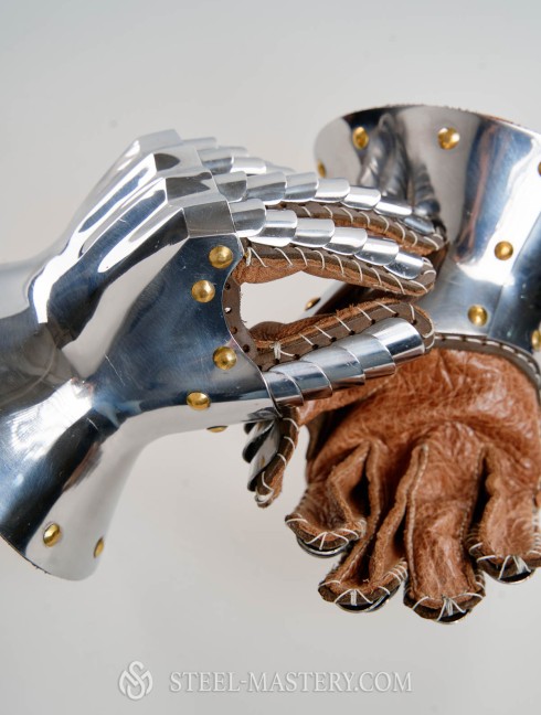 Knight s gloves of the 14th - 15th century
