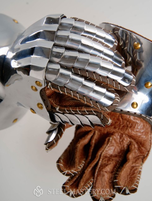 Knight s gloves of the 14th - 15th century