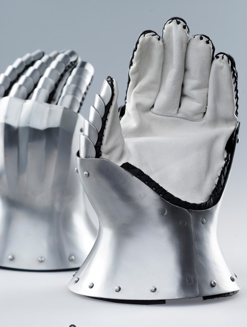 Knight s gloves of the 14th - 15th century