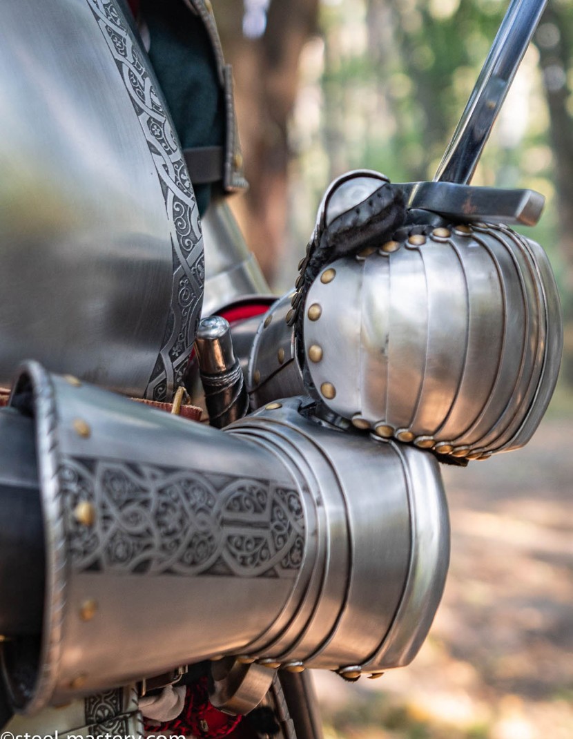 Gauntlets, part of full plate armor (garniture) of George Clifford, end of the XVI century photo made by Steel-mastery.com