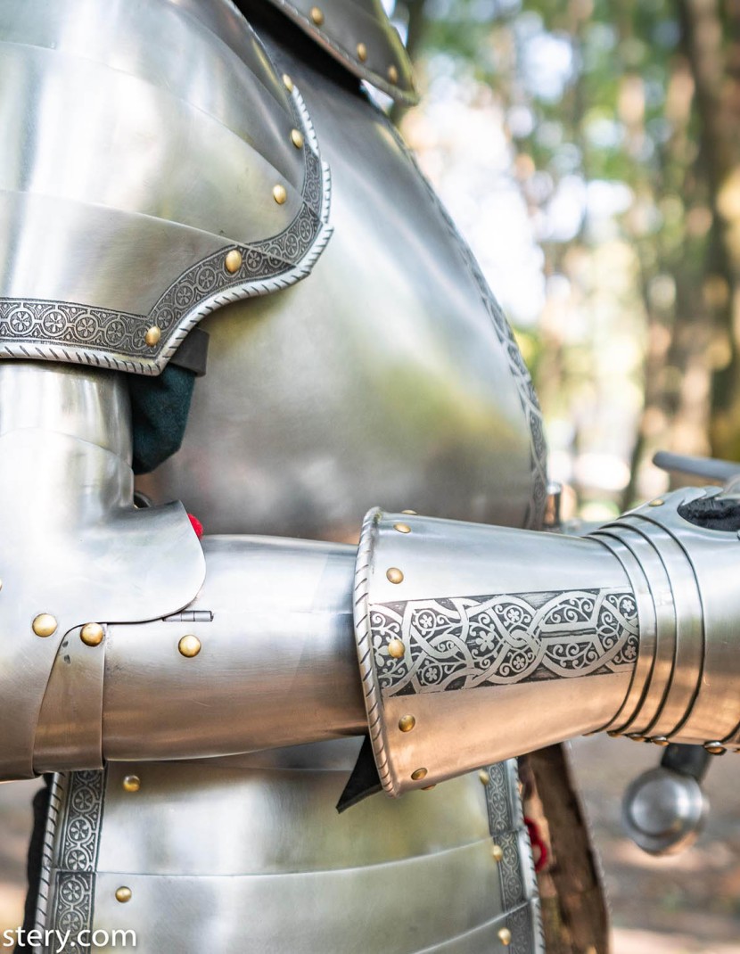 Gauntlets, part of full plate armor (garniture) of George Clifford, end of the XVI century photo made by Steel-mastery.com