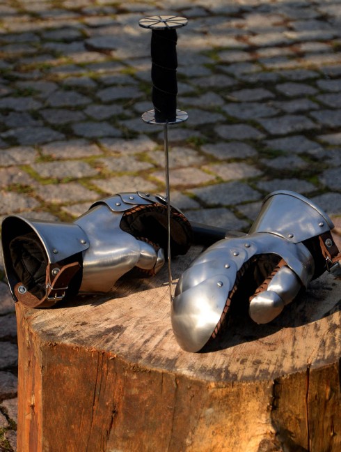 Plate gloves for modern sword fencing