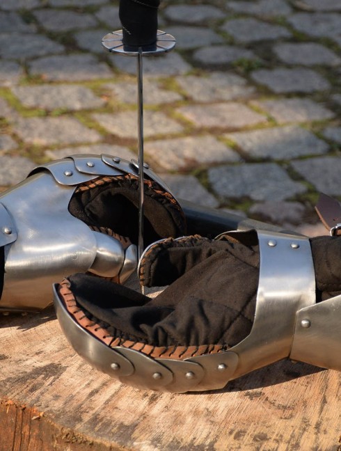 Plate gloves for modern sword fencing