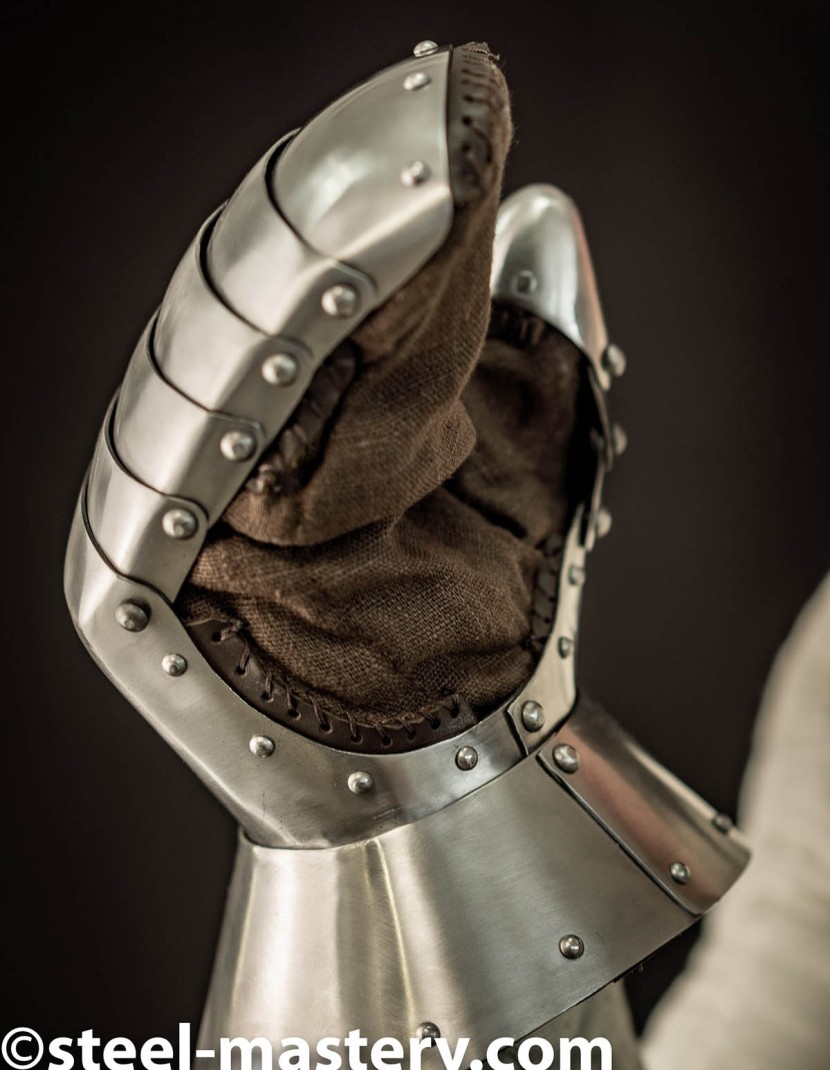 BATTLE PLATE GAUNTLETS photo made by Steel-mastery.com