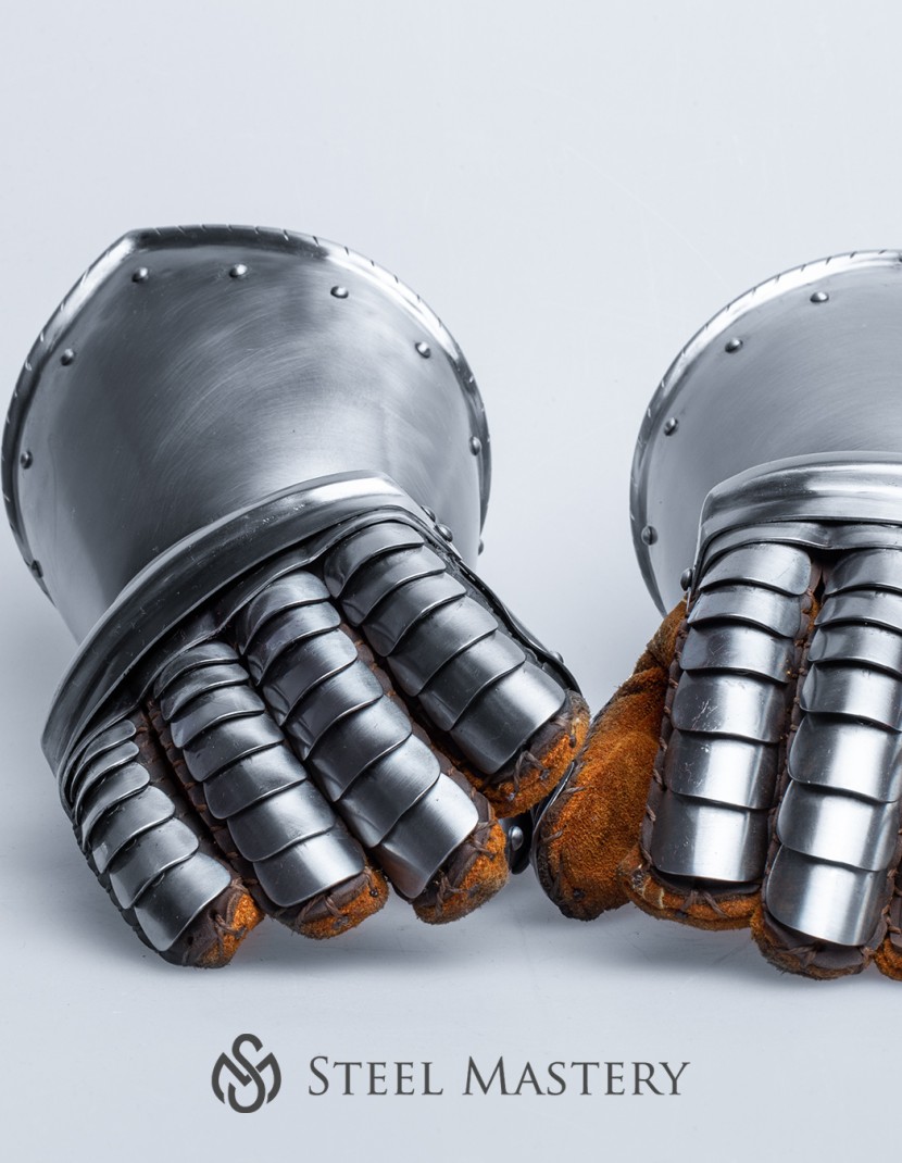 George Clifford Fingered Gauntlets, 16 century photo made by Steel-mastery.com