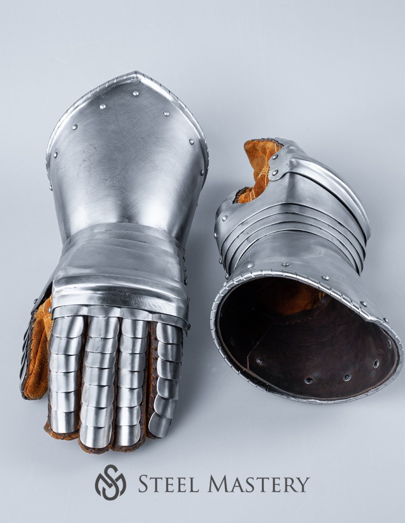 George Clifford Fingered Gauntlets, 16 century photo made by Steel-mastery.com