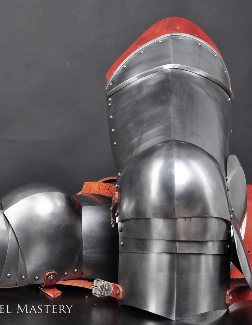 Milan-style plate legs with knee caps 1450-1485 years, a part of "Avant Armour" photo made by Steel-mastery.com