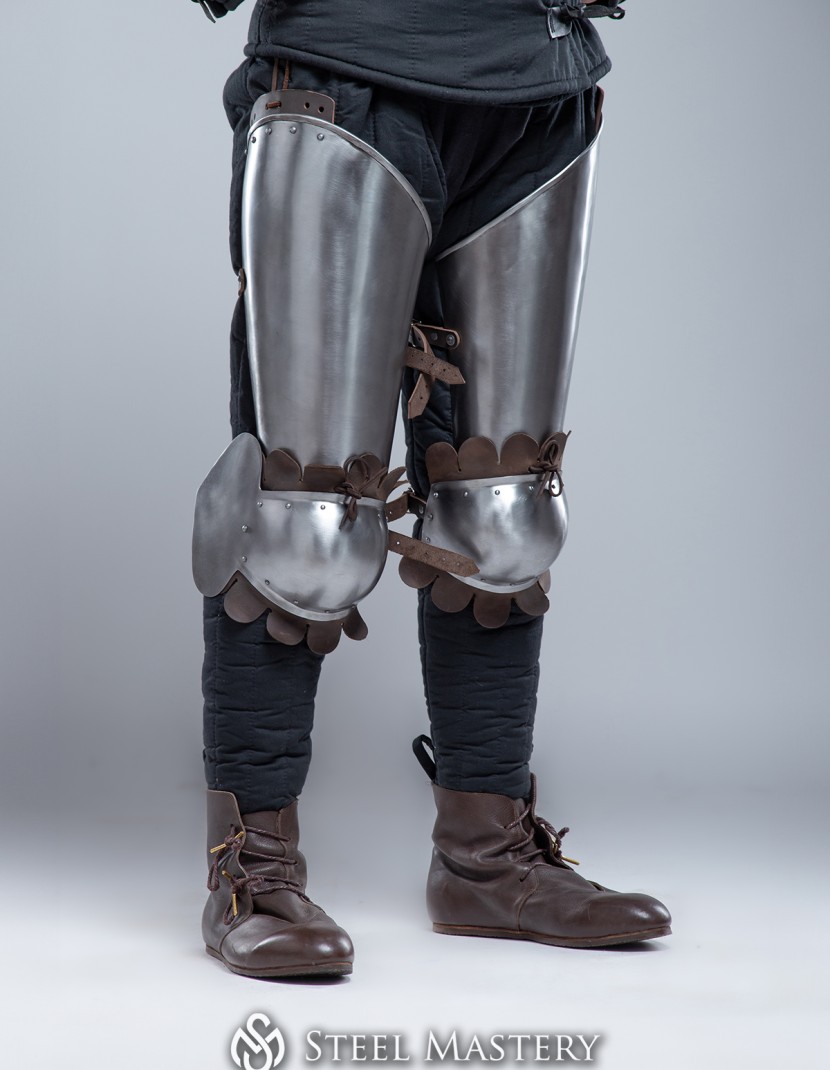 Plate thigh and knee protection with leather decoration photo made by Steel-mastery.com