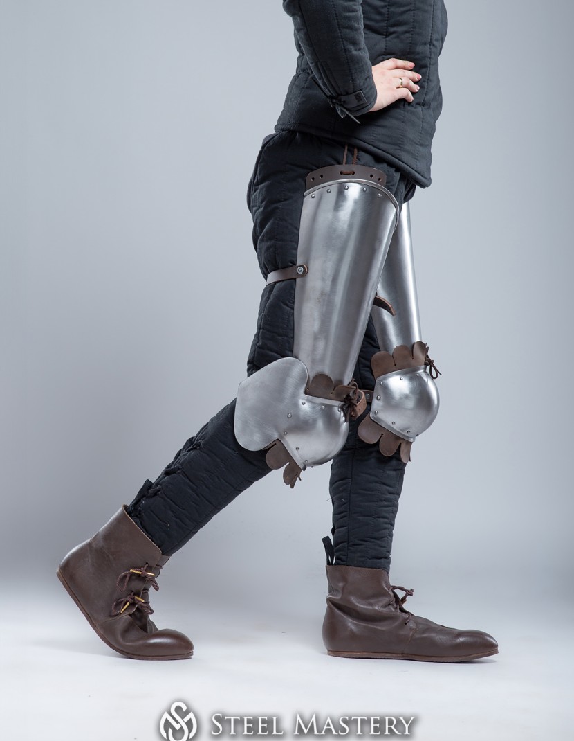 Plate thigh and knee protection with leather decoration photo made by Steel-mastery.com