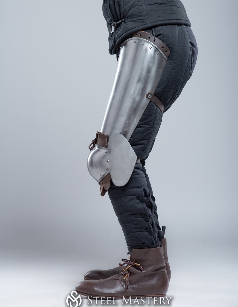 Plate thigh and knee protection with leather decoration photo made by Steel-mastery.com