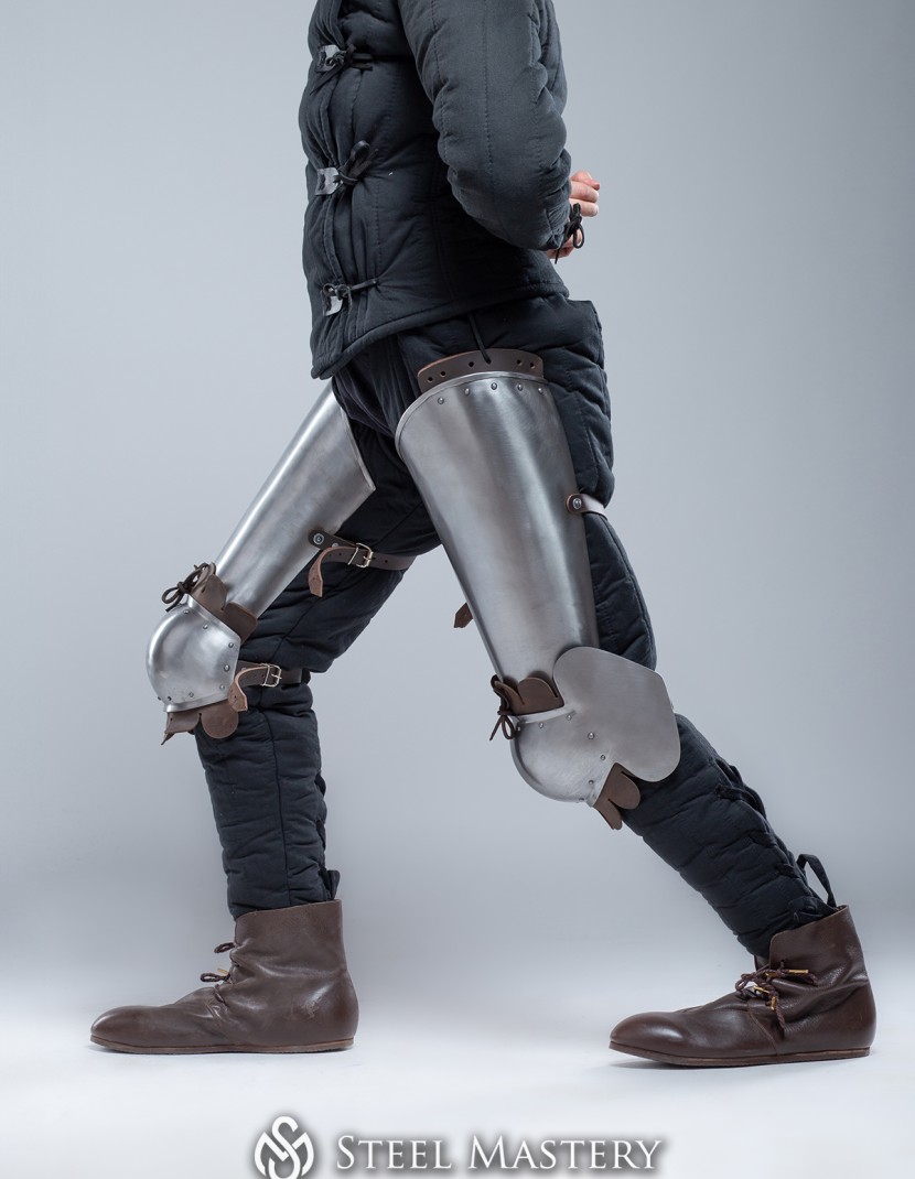 Plate thigh and knee protection with leather decoration photo made by Steel-mastery.com