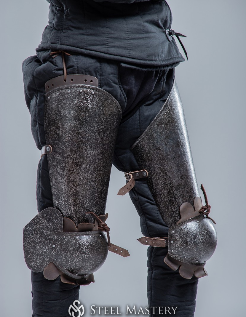 Plate thigh and knee protection with leather decoration photo made by Steel-mastery.com
