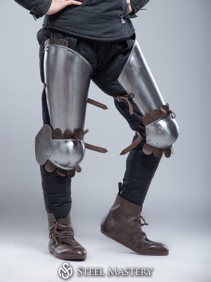 Plate thigh and knee protection with leather decoration