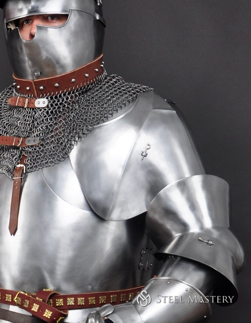 Milan-style pauldrons 1450-1485 years, a part of "Avant Armour" photo made by Steel-mastery.com