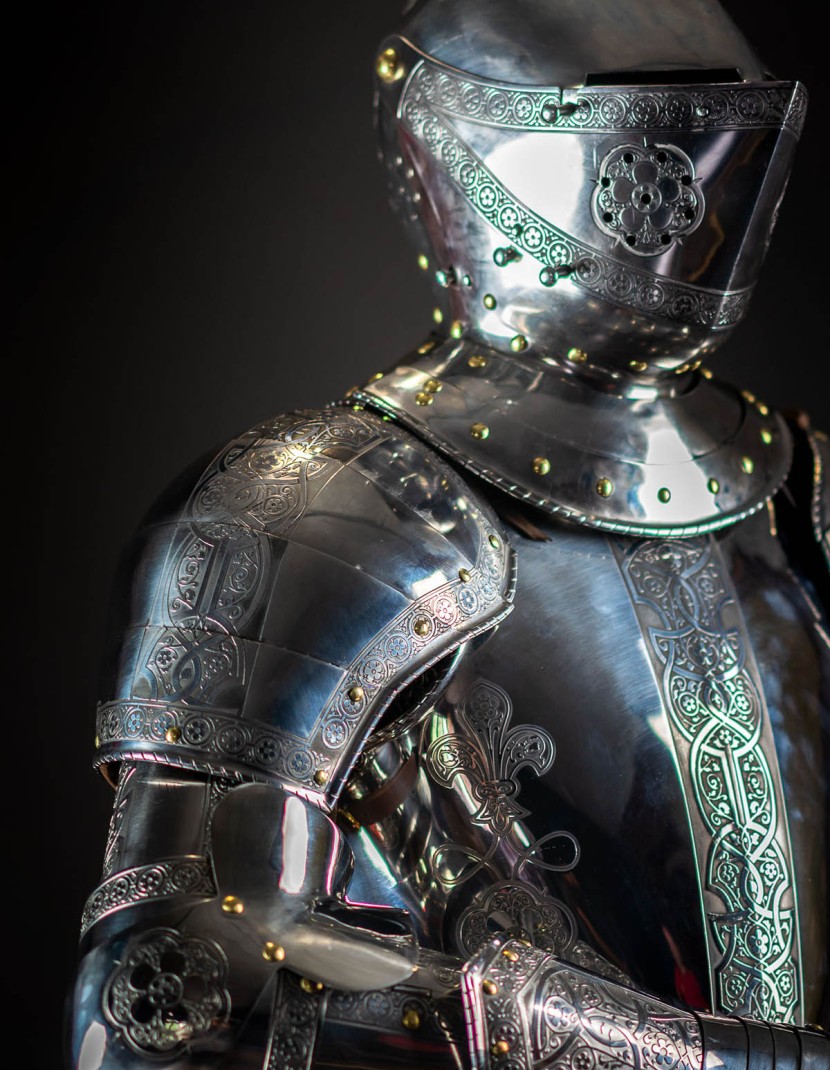 Plate pauldrons, part of full plate armor (garniture) of George Clifford, end of the XVI century photo made by Steel-mastery.com
