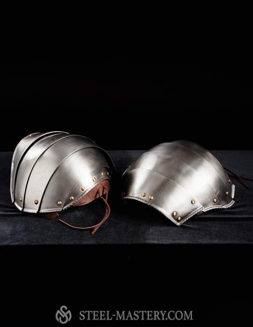 Plate pauldrons, part of full plate armor (garniture) of George Clifford, end of the XVI century photo made by Steel-mastery.com