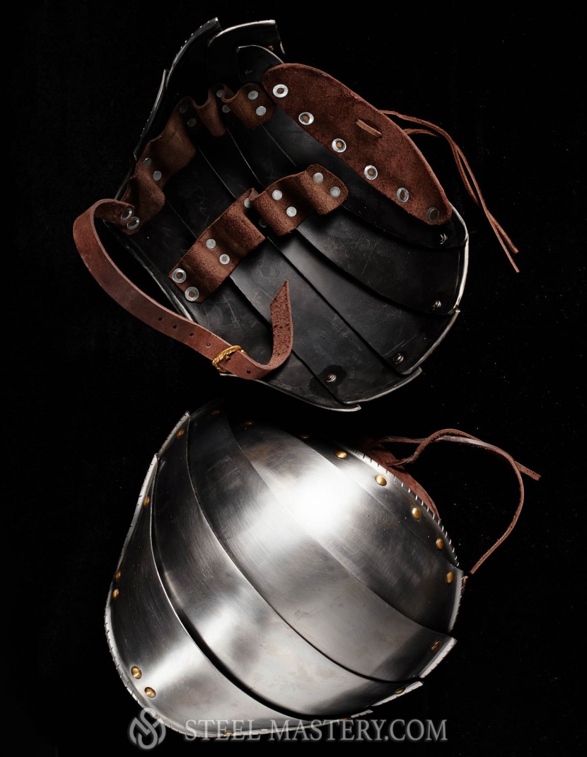 Plate pauldrons, part of full plate armor (garniture) of George Clifford, end of the XVI century photo made by Steel-mastery.com