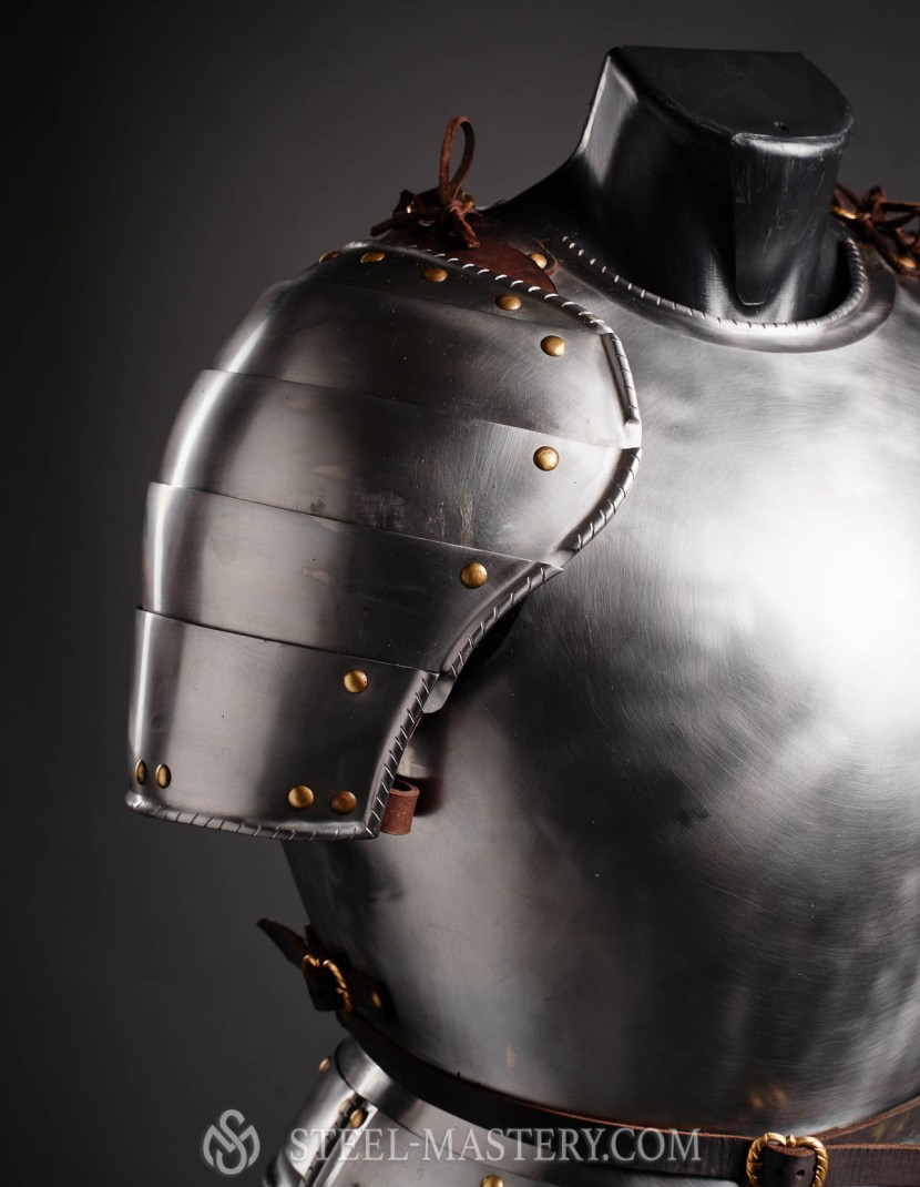 Plate pauldrons, part of full plate armor (garniture) of George Clifford, end of the XVI century photo made by Steel-mastery.com