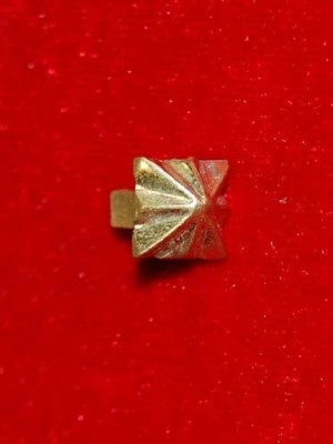 Cast bronze rivet-belt mount "Pyramid"