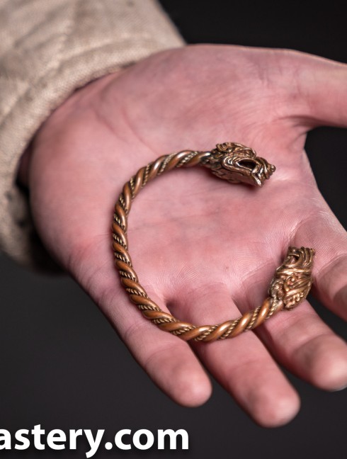 Bracelet with wolf heads