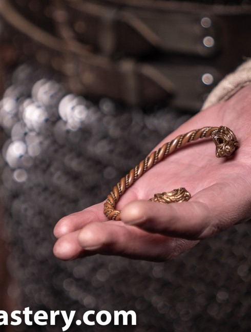 Bracelet with wolf heads