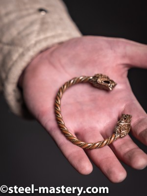 Bracelet with wolf heads