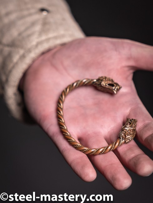 Bracelet with wolf heads